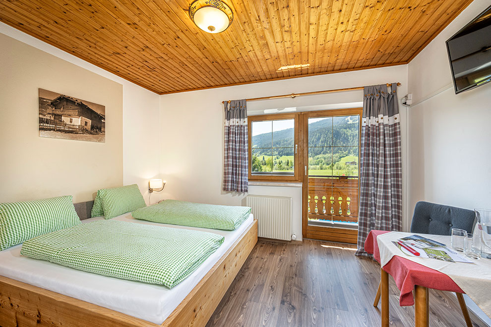 Gemütliche Doppelzimmer mit Balkon für Ihren Urlaub im Landhaus Aubauerngut in Radstadt, Salzburger Land